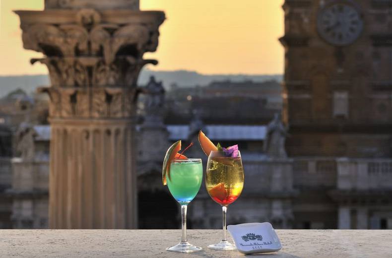 Bewundern Sie den Sonnenuntergang über Roms Altstadt, während Sie hier einen Cocktail oder Snacks genießen. ... Mecenate Palace Hotel Rom