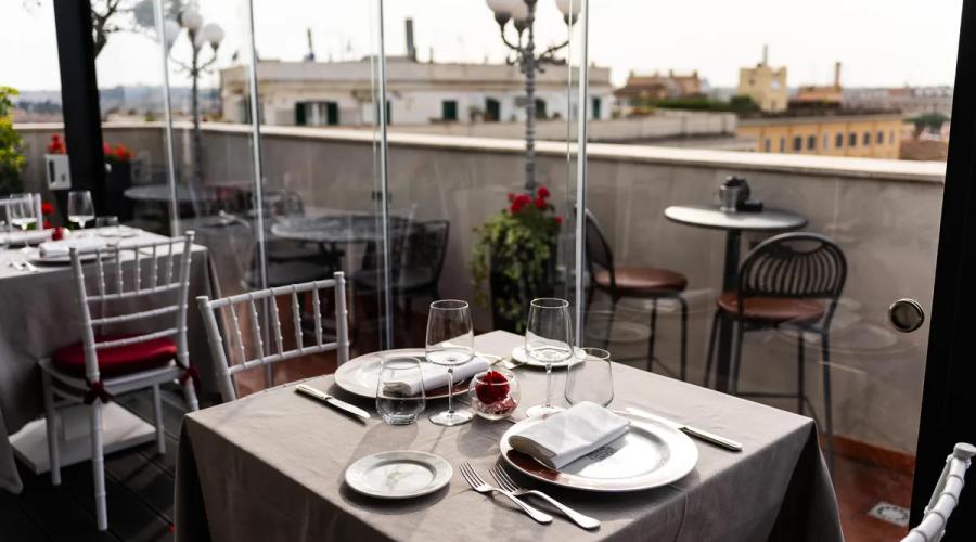 La Terrazza dei Papi: Das Rooftop mit einzigartigem Blick auf Rom Mecenate Palace Hotel La Terrazza dei Papi: Das Rooftop mit einzigartigem Blick auf Rom Mecenate Palace Hotel